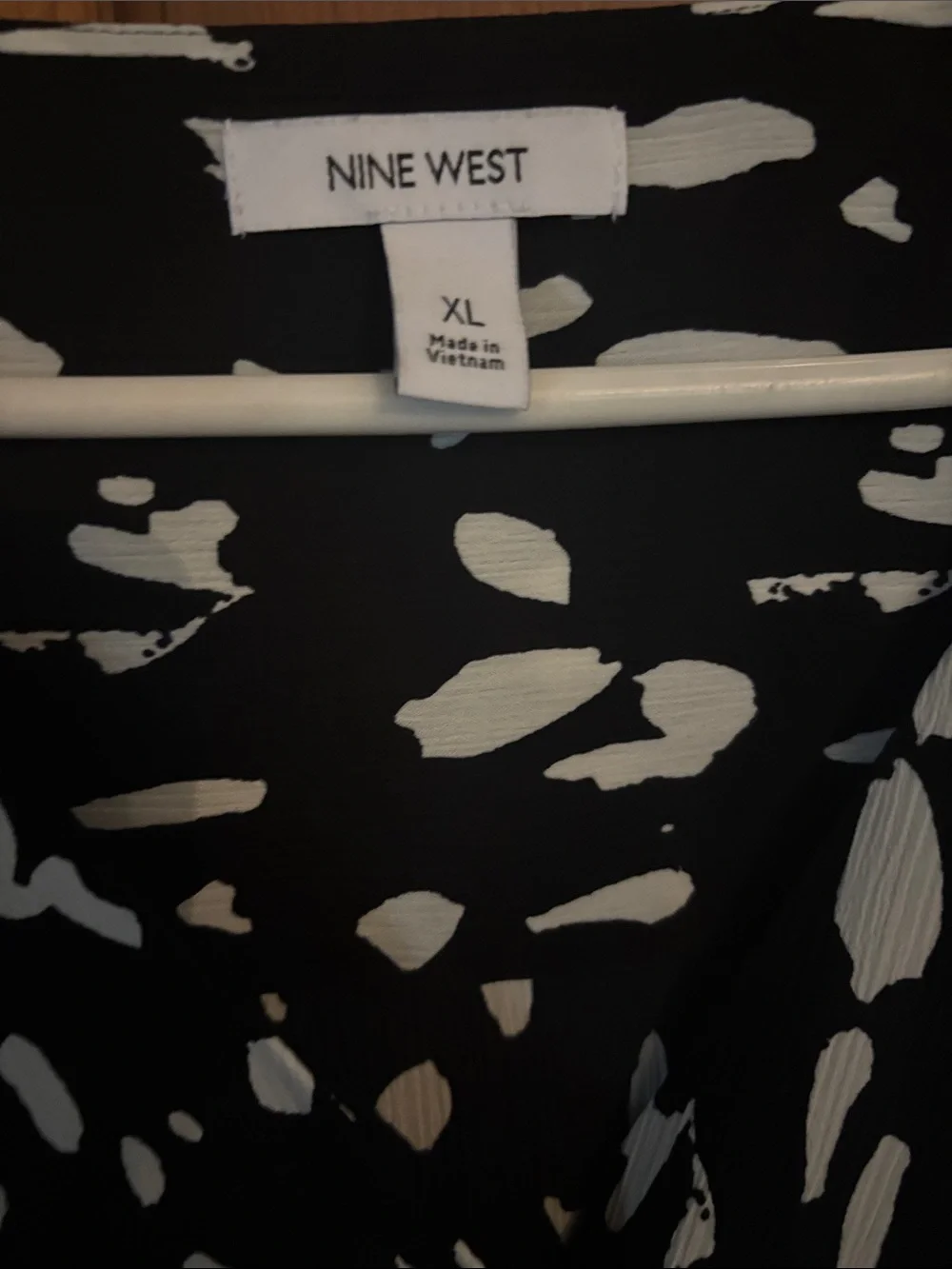 Nine West Black and White Abstract Print Sleeveless V-Neck Camisole - Picture 2 of 6